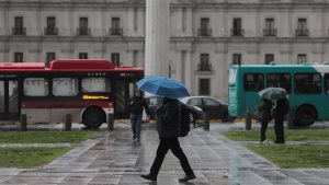 Dónde y a qué hora comenzará la lluvia en Santiago este sábado