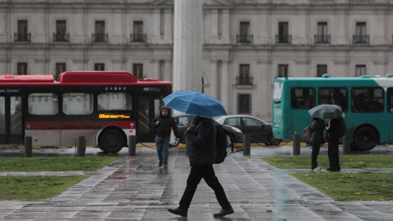 Dónde y a qué hora comenzará la lluvia en Santiago este sábado