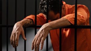 Luz encendida 24 horas y celdas con 80 presos:  así funciona la cárcel de Bukele que concentra la atención Kast