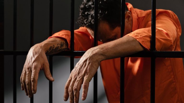 Luz encendida 24 horas y celdas con 80 presos:  así funciona la cárcel de Bukele que concentra la atención Kast