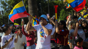 Panel Ciudadano UDD: 52% de venezolanos no volvería a su país o no sabe si lo hará y el 69% de chilenos está a favor de la operación de EE.UU.