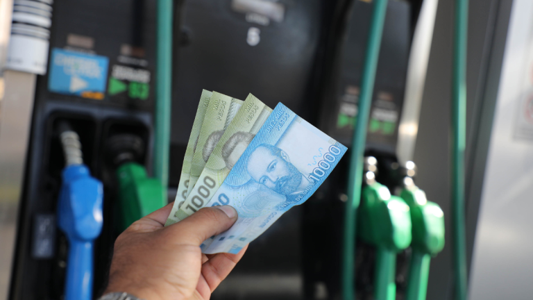 Fuerte caída en los precios de los combustibles: revisa las variaciones de las bencinas en inicio de 2026