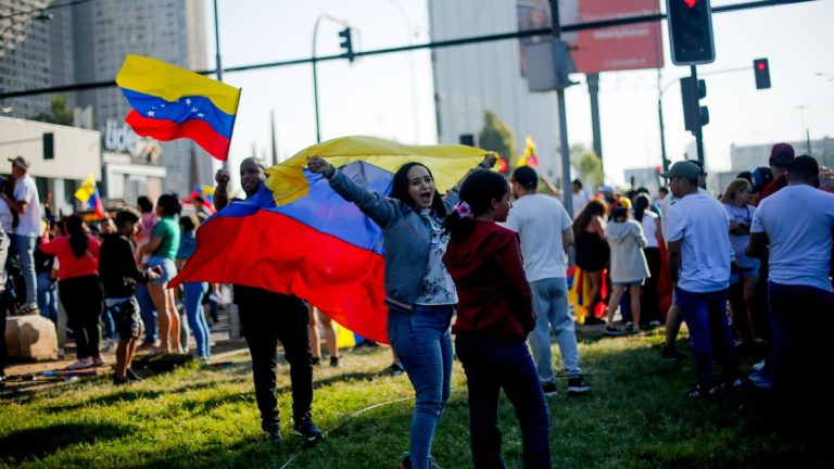 VIDEOS - Venezolanos celebran en las calles de Santiago la captura de Nicolás Maduro
