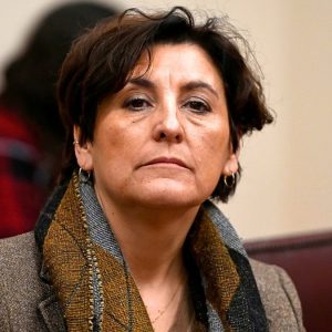 El llamado del Colegio Médico en medio de polémica por operación de la madre de la ministra Aguilera