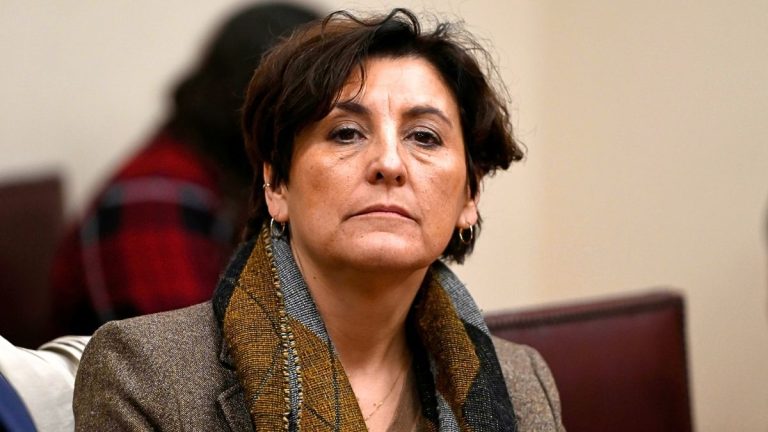 El llamado del Colegio Médico en medio de polémica por operación de la madre de la ministra Aguilera