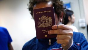 Estados Unidos restringe visa a tres funcionarios del Gobierno de Boric por socavar 