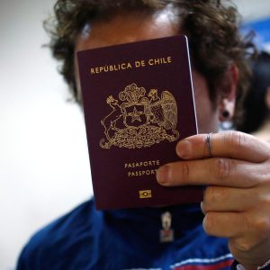 Estados Unidos restringe visa a tres funcionarios del Gobierno de Boric por socavar 