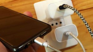 FOTOS - Sernac advierte riesgo en más de 19 mil cargadores: revisa si tienes uno en casa