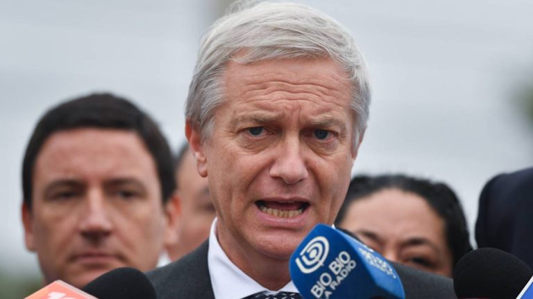 Kast se cuadra con Squella y critica al Gobierno por candidatura de Bachelet: 