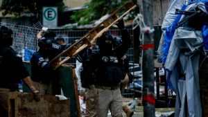 Tensión en barrio Meiggs por operativos: ambulantes intentaron reinstalar toldos durante la noche