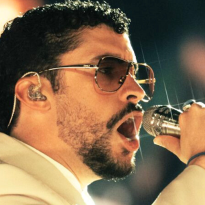 VIDEO - Notero de ESPN se quebró en vivo tras show de Bad Bunny en el Super Bowl