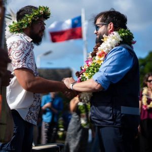 Presidente Boric comienza su gira por Rapa Nui entre críticas y protestas: 
