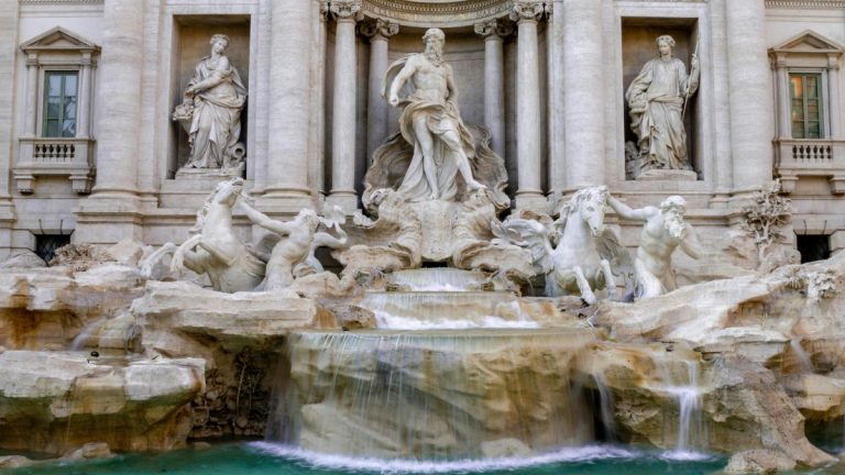 La mítica Fontana di Trevi de Roma comenzó a cobrar entrada para regular la aglomeración de turistas