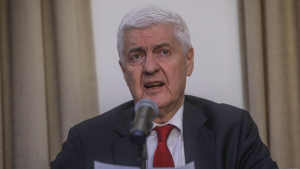 Javier Etcheberry arremete contra el PC por su salida del SII y asegura que Boric 