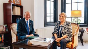 Cadem: mayoría cree que Kast debió presentar candidatura Bachelet a la ONU y no Boric