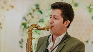 Familia teme por su salud mental: la historia del músico chileno que está detenido en la cárcel Alligator Alcatraz de Estados Unidos