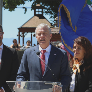 Kast alza la voz por Jouannet: 