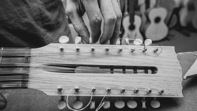 El guitarrón chileno: Un instrumento que tiembla y siente