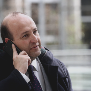 Contraloría ordena abrir sumario en Providencia tras objetar contratación de ex fiscal Guerra