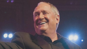 VIDEO - Adiós a un grande: la recordada presentación de Neil Sedaka en el Festival de Viña