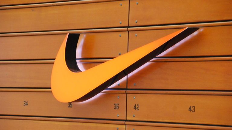 Denuncia contra Nike: administración Trump investiga presuntas discriminaciones raciales hacia 