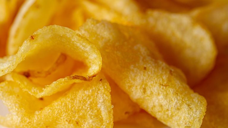 Nuevo estudio recomienda regular alimentos ultraprocesados más como cigarros que como comida