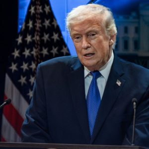 Donald Trump decreta arancel global de 10% y cuestiona decisión “profundamente decepcionante” de la Corte Suprema