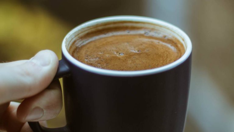 Cómo una taza diaria de café puede ayudar a proteger el cerebro del deterioro cognitivo