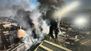 Qué se sabe de la fuerte explosión e incendio que afecta a fábrica de Renca y genera columna de humo en Santiago