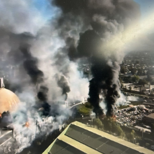 Qué se sabe de la fuerte explosión e incendio que afecta a fábrica de Renca y genera columna de humo en Santiago