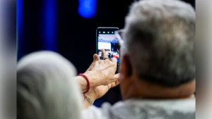Fondo 55+ de Entel destinará $360 millones para inclusión digital de personas mayores; queda solo un mes para postular