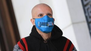 Golpeado, maniatado y rociado con bencina: lo que se sabe del violento ataque que dejó a Rojas Vade en riesgo vital