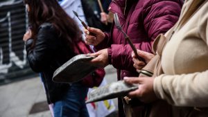 VIDEOS - Cacerolazo masivo en Santiago y paralización de la Línea 1 del Metro por medidas económicas de Kast