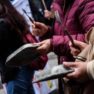 VIDEOS - Estudiantes paralizan Línea 1 del Metro en medio de cacerolazo masivo contra medidas económicas de Kast