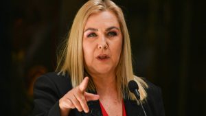 Jiles acusa a ministro Alvarado de “pirquinear votos” tras perder presidencia de la Cámara