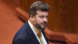 Polémica por flota china: Kaiser acusa al Gobierno de permitir su recalada en puertos chilenos