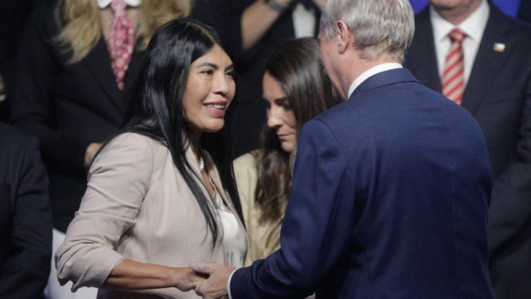 Ministerio de Ciencia congela becas para magíster y postdoctorado en el extranjero