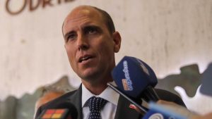 “No hay sentido común”: Ministro Arrau critica que evacuación de arañas pollito detenga obras