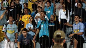 “Estamos desesperados”: Madre de hincha chileno detenido en Brasil por gesto racista recurrirá a Kast