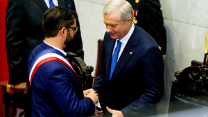 FOTOS - Qué dijo Boric sobre la carta que le entregó al presidente Kast durante el cambio de mando