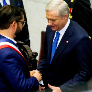 FOTOS - Qué dijo Boric sobre la carta que le entregó al presidente Kast durante el cambio de mando
