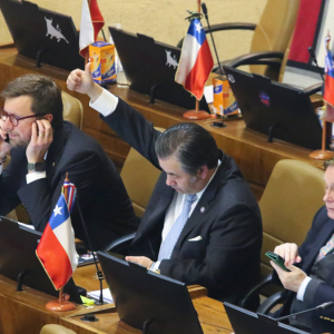 Polémica de último día: trabajadores del Congreso se enfrentan a Republicanos por proyecto que regula término de contratos