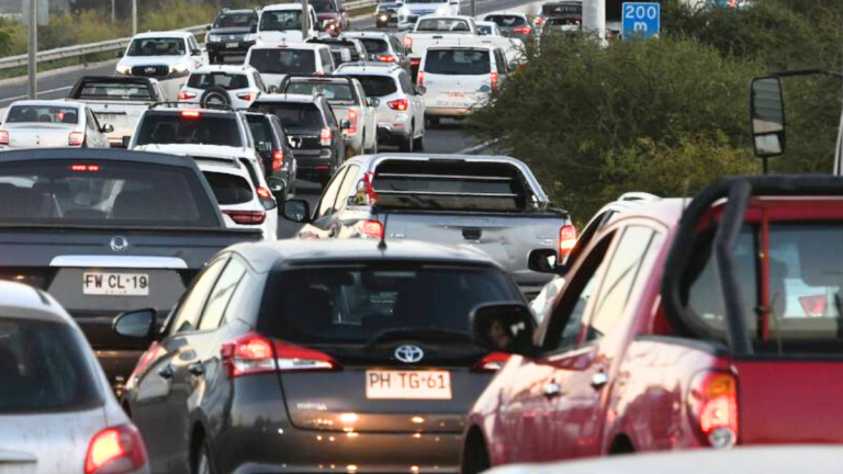 Que el alza no te golpee el bolsillo: los mejores consejos para ahorrar combustible al conducir