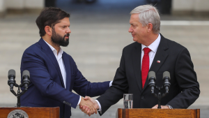 Encuesta Panel Ciudadano-UDD: 6 de cada 10 chilenos no confía en la información que Boric entregó a Kast en el traspaso