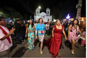 Desfile internacional de moda circular reúne en Pica a diseñadores de tres países y a Ágatha Ruiz de la Prada