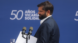 Encuesta Criteria: Boric se va con nota roja y el peor promedio de un presidente desde el retorno a la democracia