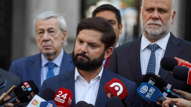 ¿Semanas o días antes?: la fisura en la versión de Boric sobre cuando le informó a Kast del cable chino