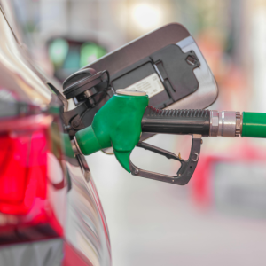 Ante histórica alza que se vivirá en Chile: cuánto cuesta el litro de bencina en el resto del mundo