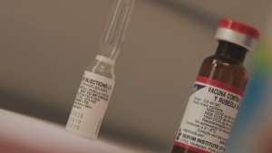 Expertos llaman a nacidos entre 1971 y 1981 a completar segunda dosis ante riesgo de sarampión altamente contagioso