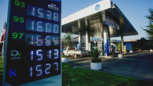 Cadena de retail reacciona ante alza de las bencinas: ofrecerá descuento de $ 300 por litro